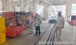 金屬礦客戶蒞臨湘潭電機(jī)車廠家參觀考察