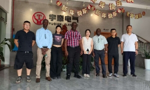 國外客戶蒞臨考察，深入了解后當(dāng)場簽訂湘潭電機(jī)車采購合同